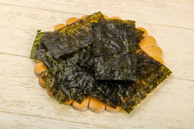 Ahşap arka plan üzerinde fiş gevrek Nori yaprak