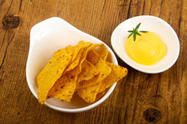 Nacho peynirli sos ile