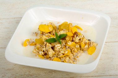 Muz, fındık ve nane ile müsli