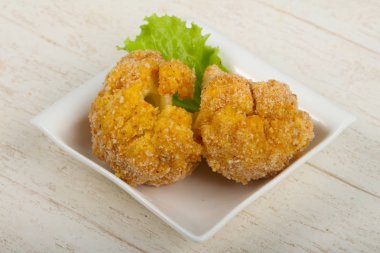 Beyaz masa üzerinde diyet gevrek karnabahar