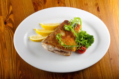 Limon ve otlar pişmiş somon servis