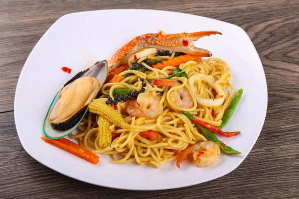 Deniz mahsulleri spagetti midye, yengeç ve karides
