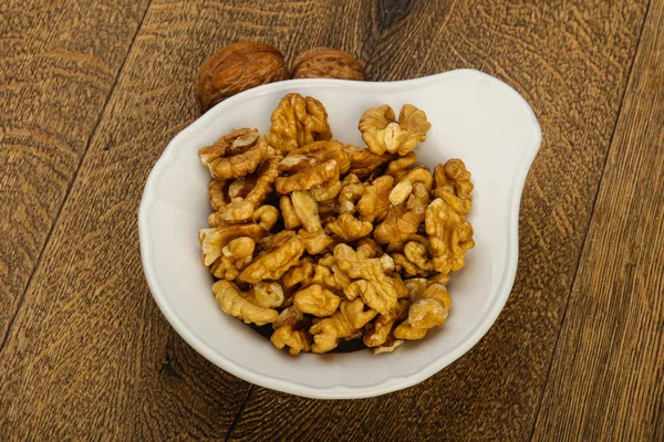 Kase üzerinde ahşap arka plan açık ceviz