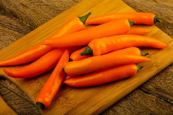 Sıcak sarı biber yığın ahşap arka plan üzerinde