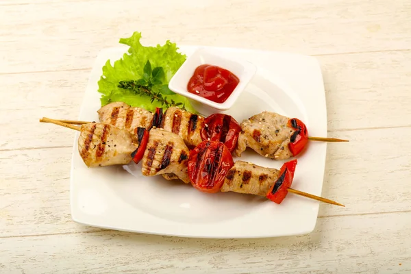 Izgara hindi şiş domates ve biber ile