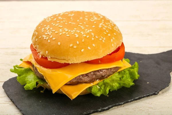 Burger peynir, domates, salata yaprakları ile