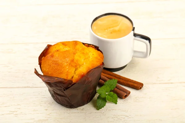 Muffin Com Café Canela Sobre Madeira — Fotografia de Stock