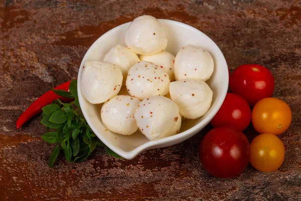 Fesleğen yapraklı ve domatesli Mozzarella peyniri topları.