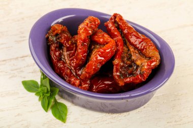 Fesleğen yapraklı kuru domates.