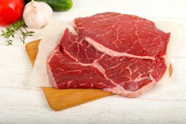 Ham sığır eti biftek yemek için hazır