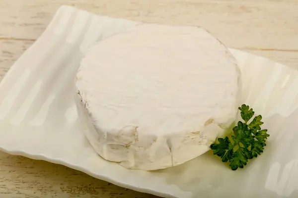 Camembert Peyniri Ahşap Arka Plan Üzerine Maydanoz Ile — Stok fotoğraf