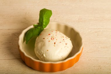 Fesleğen yaprakları ile Mozzarella peyniri