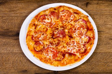 Biberli pizza sosis ve peynir ile