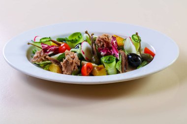 Sebzeli ve zeytinli ton balığı salatası.