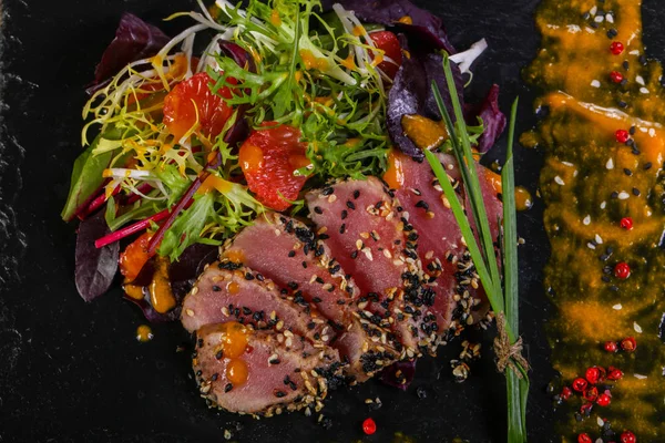 Sos ve baharatlı ton balığı carpaccio.