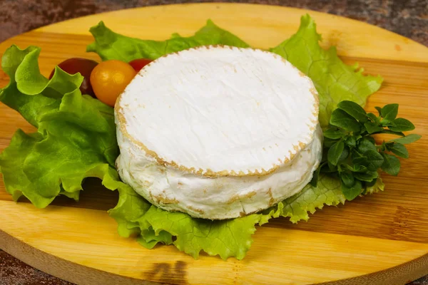 Queijo Camembert Delicoso Com Folhas Salada — Fotografia de Stock