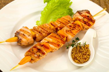 Dijon mustars soslu ızgara somon şiş