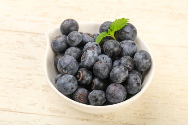 Kase ahşap arka plan üzerinde yabanmersini