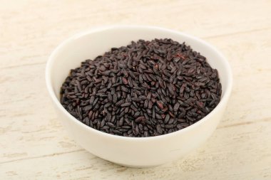 Kase ahşap arka plan üzerinde siyah yabani pirinç