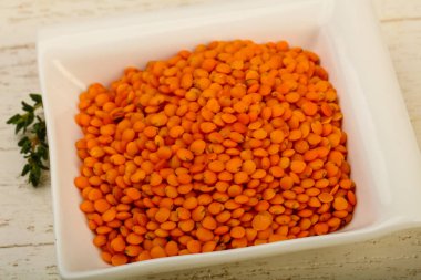 Kase ahşap arka plan üzerinde turuncu mercimek