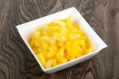 Kabın içinde Konserve ananas