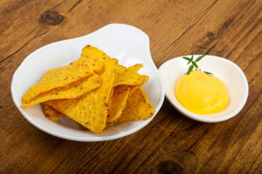 Nacho peynirli sos ile