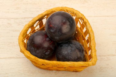 Ahşap zemin üzerinde olgun taze erikler