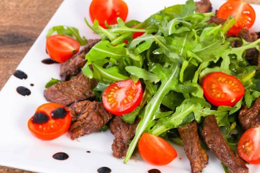 Ruccola ve domates ile sığır eti