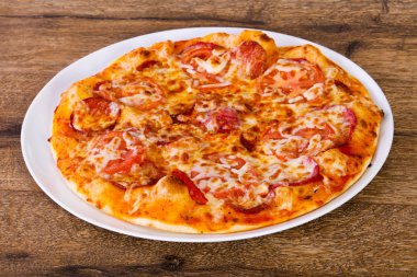 Biberli pizza sosis ve peynir ile