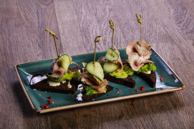 Kırmızı biber et ve cucucmber ile tapas hizmet