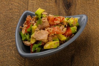 Domates soslu ton balığı ve avokado salatası.