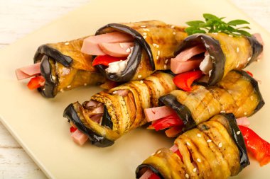 Jambon, peynir ve biber dolması patlıcan