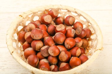 Fındık yığın sepeti ahşap arka plan üzerinde