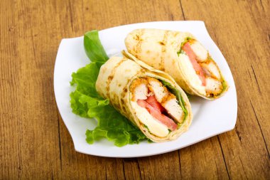 Tavuk ekmek rulo salata yaprakları ile