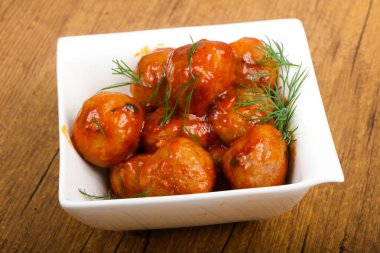 Dereotu, domates soslu köfte servis