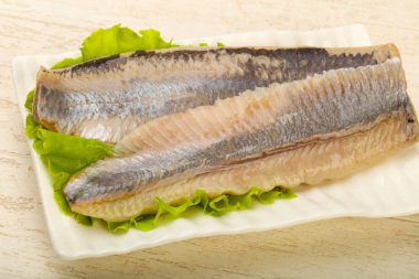 Ringa balığı filetosu salata üzerine bırakır - hazır yemek için