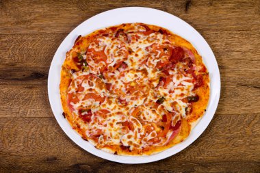 Sosis, biber ve domates pizza