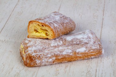 Reçel dolum ile lezzetli puf böreği strudel