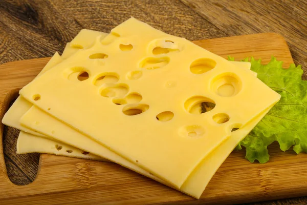 Plátkový Sýr Salát Listy Dřevěné Pozadí — Stock fotografie