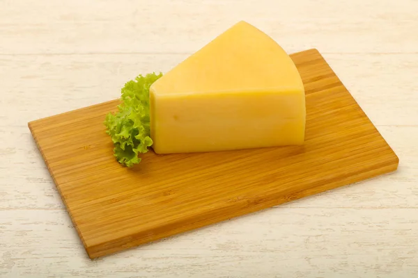 木製の背景をパルメザン チーズの三角形 — ストック写真