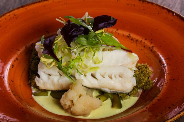 Salata yaprakları ile haşlanmış FITH