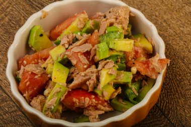 Domates soslu ton balığı ve avokado salatası.