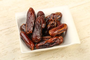 Meyve kabında tatlı hurmalar.