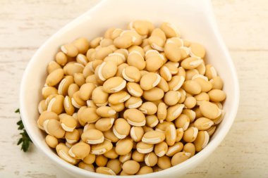 Kase ahşap arka plan üzerinde çiğ beyaz fasulye