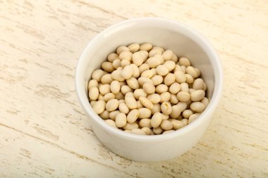 Kase ahşap arka plan üzerinde beyaz kuru fasulye