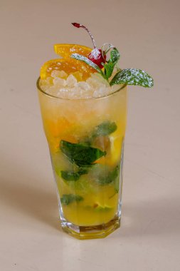 Mojito ile portakal kiraz hizmet