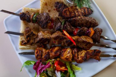 Barbekü et ve sebze tabağı.