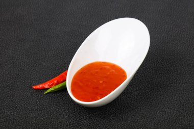 Tatlı ve baharatlı biber sosu kasede