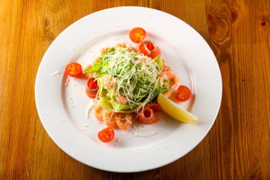 Sezar salata karides ve parmesan peyniri ile somon ile