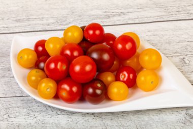 Kiraz domates yığın kabın içinde